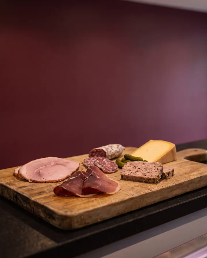 Plank met Belgische charcuterie en kaas